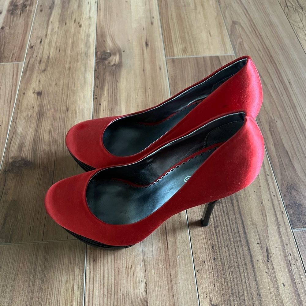 Bebe size 7 Riley pump round toe beautiful red